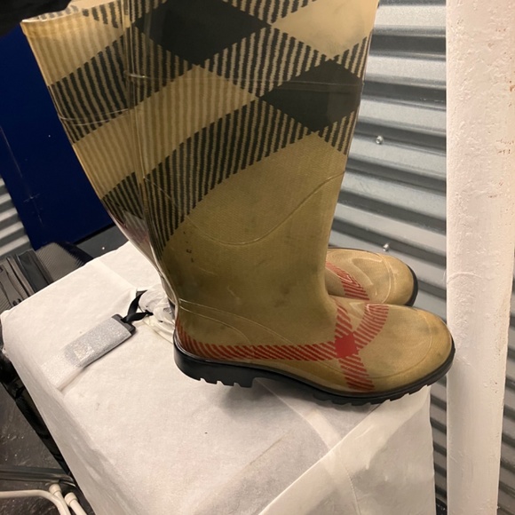 Burberry Beige Check Rubber Rainboots - Picture 4 of 8